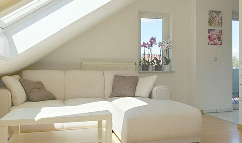 Beautiful, bright 2-room apartment with a fitted kitchen and parking space in the center of Ludwigsburg.