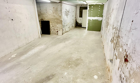 Large storage and hobby room with toilet – approximately 100 m², located in the eastern ring area.