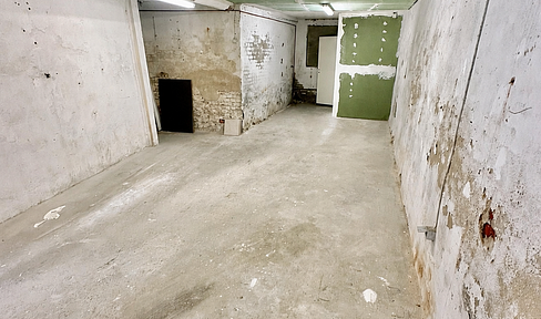 100 square meters of dry space suitable for hobbies, an art studio, or storage, with a toilet, located in the eastern ring area.