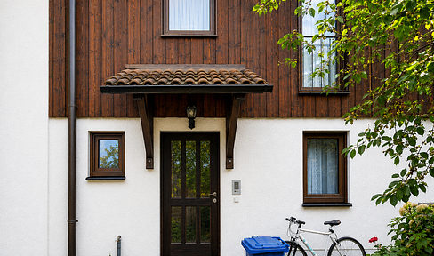 Modernisiertes Reihenmittelhaus mit Garten, Balkon und Keller in München-Perlach