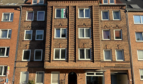 Charming 3-room apartment in a traditional building.