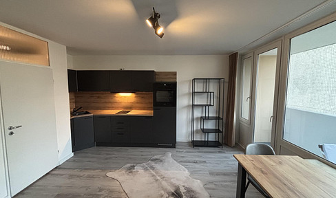 Centrally located and fully furnished apartment with a balcony, located at Landsberger Straße 443.