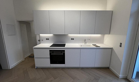 Charmante Altbauwohnung: Luxus-Einbauküche und Stilvollem Interieur