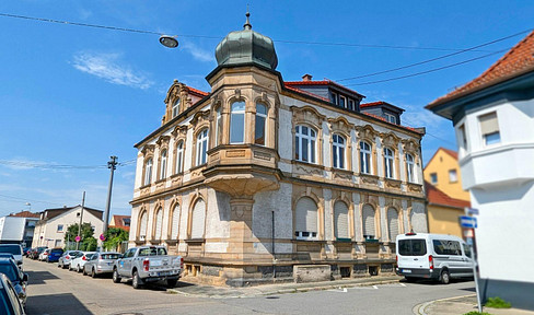 Living with History – Charming apartment in a historic building, part of a protected ensemble.
