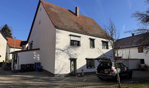 Detached house/farmhouse with a workshop, large plot of land, barn, and stable.