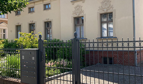 A unique retreat in the Nauendorf suburb, close to the Neuer Garten park.