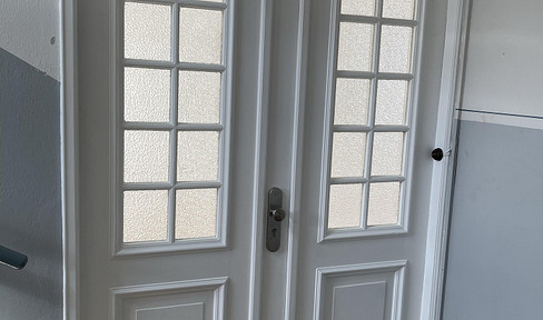 Charmante 2-Zi.-Altbauwohnung, frisch renoviert und mit Balkon
