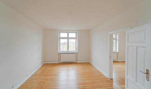 Charming 2-room apartment in a historic building, newly renovated and with a balcony.