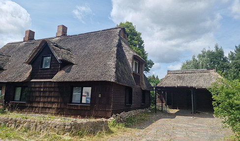 FREE OF AGENCY FEES! Thatched-roof cottage in Bredenbek with a 600 sqm garden, terrace, priced significantly below market value.
