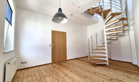 Commission-free: Bright, renovated maisonette apartment with 2 bathrooms and a balcony – available immediately in the Samariterkiez neighborhood.