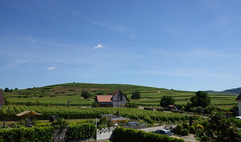 Living with a feeling of well-being: A 4.5-room maisonette apartment with a terrace, balcony, and views of the vineyard.