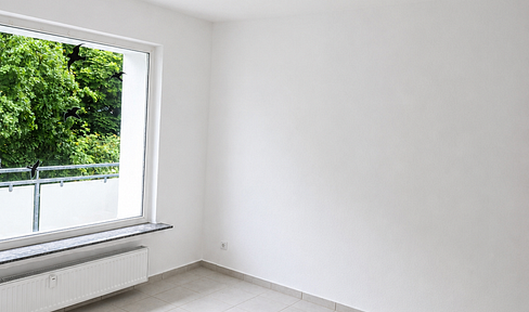 Newly renovated 3-room apartment with balcony.