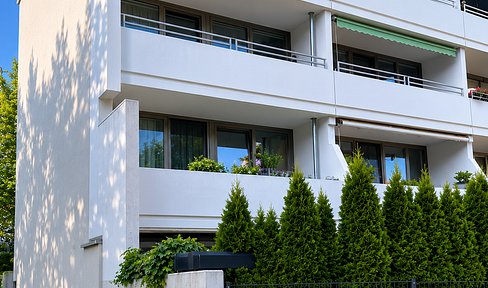 Living amidst nature: A tranquil 4-room apartment with two balconies and a beautiful view.