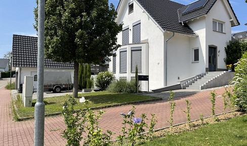 Dream family home with air conditioning, solar panels, a swimming pool, a separate apartment, and much more.