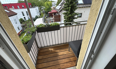 Fully air-conditioned 4-room apartment in a historic building – completely renovated with high-quality interior finishes.