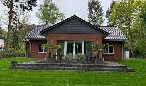 Charming single-family house with a spacious double garage, located in a desirable area of Gifhorn-Winkel.