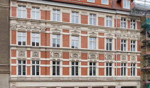 Well-maintained, two-room apartment in a historic building from the Gründerzeit era, currently let out.
