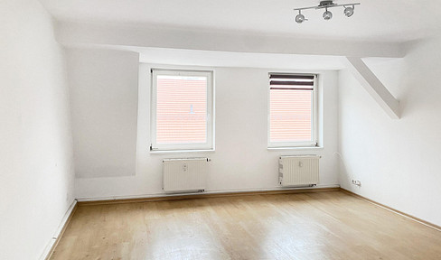 Well-maintained, two-room apartment in a historic building from the Gründerzeit era, currently let out.