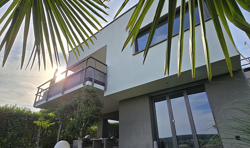 Panoramablick trifft moderne Architektur · Südhanglage · PV · Wärmepumpe · Doppelgarage  KFW55