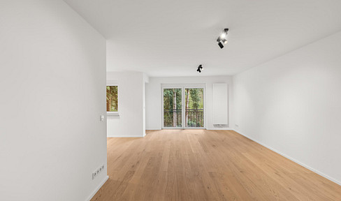 Exclusively renovated 4-room apartment with a balcony, located in a quiet residential area – available for the first time.