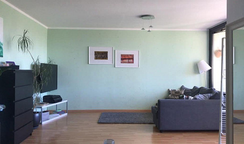 Beautiful, bright 3-room apartment with a balcony and kitchen.