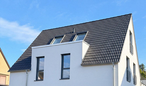 3-ZKB Erdgeschosswohnung mit Garten, Terrasse, EBK &  3 Stellplätzen