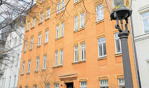 SPACIOUS APARTMENT - Large, open-plan apartment with fitted kitchen, 3 rooms, and a balcony in Chemnitz.