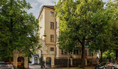Exclusive, renovated apartment on the upper floors of a historic villa in the heart of Augsburg.