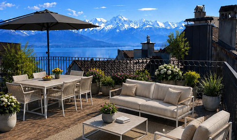 Penthouse apartment with a unique rooftop terrace and lake views!