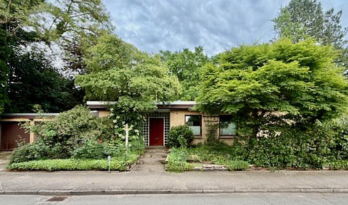 Rissen - Bungalow with development potential, **no commission fees**.