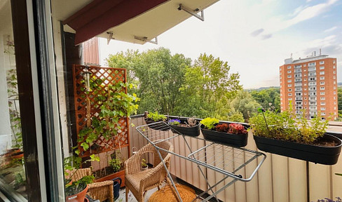 Rare opportunity: Well-maintained apartment in a quiet location, close to the city. Excellent investment property with potential.