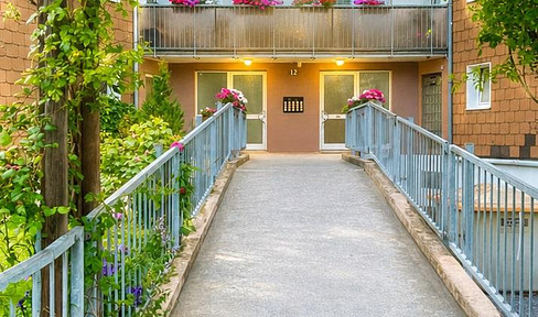Rare opportunity: Well-maintained apartment in a quiet location, close to the city. Excellent investment property with potential.