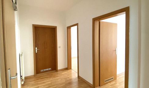 Spacious 3-room apartment with a balcony and access to a garden, located in Gera.