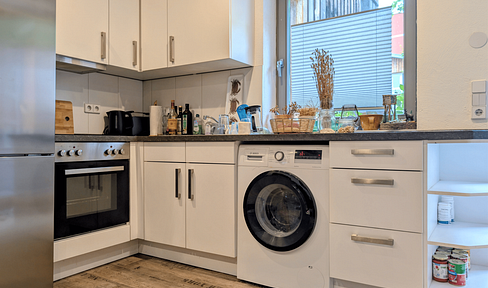 Renovated 2-room apartment with fitted kitchen, terrace, and parking space | Quiet and centrally located.