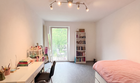 Bright, one-bedroom apartment near the university, with a view of greenery.