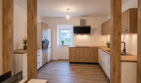 Exclusively renovated 3-room apartment with kitchen, bathroom, and living area, featuring a large terrace and high-quality finishes.
