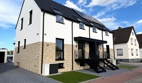 No fees! New detached house with kitchen, garden, and pool – move in and enjoy immediately.