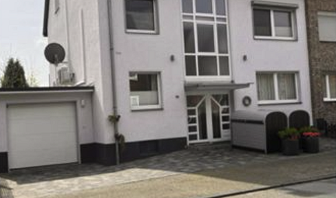 Exclusive 3.5-room attic apartment with fitted kitchen and air conditioning, located near the Marienhospital.