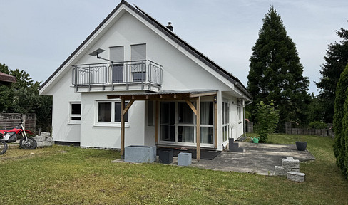 Family-friendly detached house with plenty of space, a large garden, and a separate garage.