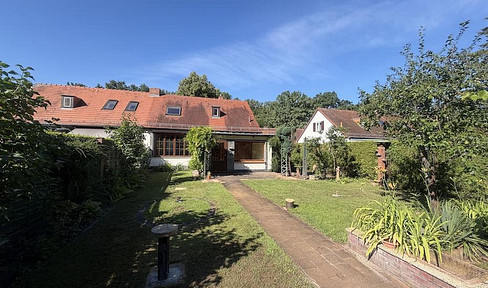 A rural idyll in the heart of the city! Your future home with a beautiful garden and 3 garages!