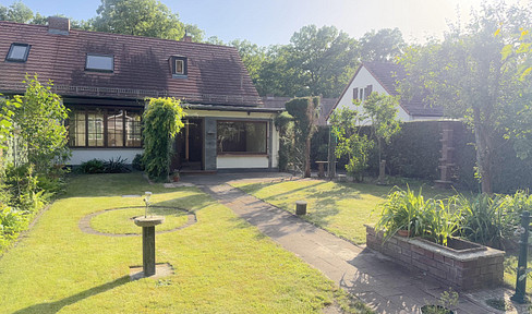 Potsdam Waldstadt: Doppelhaushälfte mit idyllischem Garten und 3 Garagen !