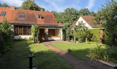 Ländliche Idylle mitten in der Stadt ! Ihr künftiges Zuhause mit herrlichem Garten und 3 Garagen !