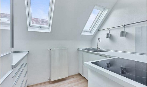Helle 2-Zimmer-DG mit Küche, neue Fenster, Stellplatz + Wärmepumpe