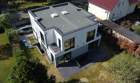 Modern 6-room house with a separate apartment, garden, and energy efficiency rating of A+.