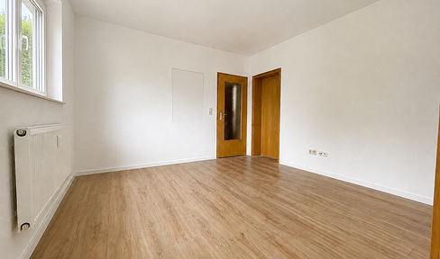 Bright 2-room apartment with an additional room and a modern, light-filled bathroom.