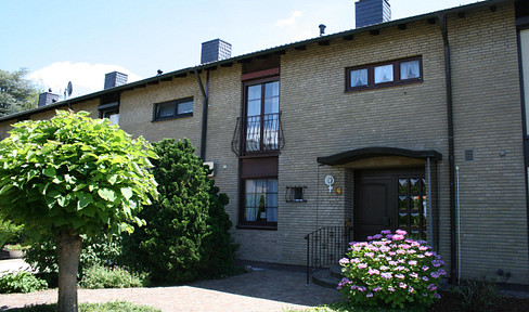 FREE OF AGENCY FEES! Exceptionally well-maintained townhouse, featuring a lovely sun terrace, garden, and garage.