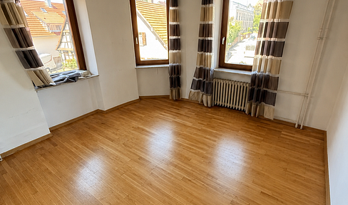 Große 2,5 Zimmer Wohnung mit riesigem Wohnzimmer