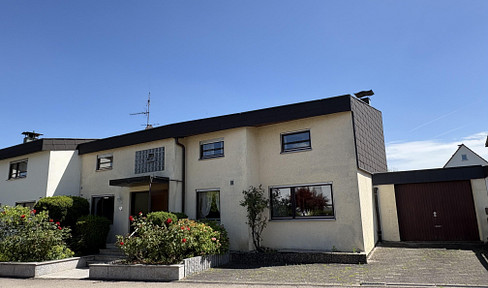 Two-family house with development potential, located in a desirable area of Leonberg-Höfingen.