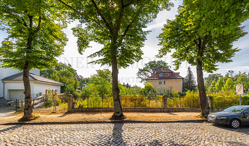Just 200 meters to the water! Plot of land suitable for a small multi-family house or a villa! Available commission-free in a prime location in Grünau.