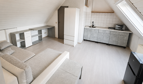 Compact attic apartment with a new Nolte kitchen, air conditioning, and parking space.